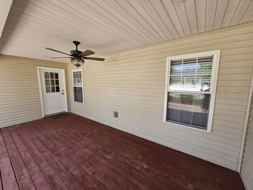 Image 11 of property listing at 404 W Beacon Court, Mt Vernon, IL 62864