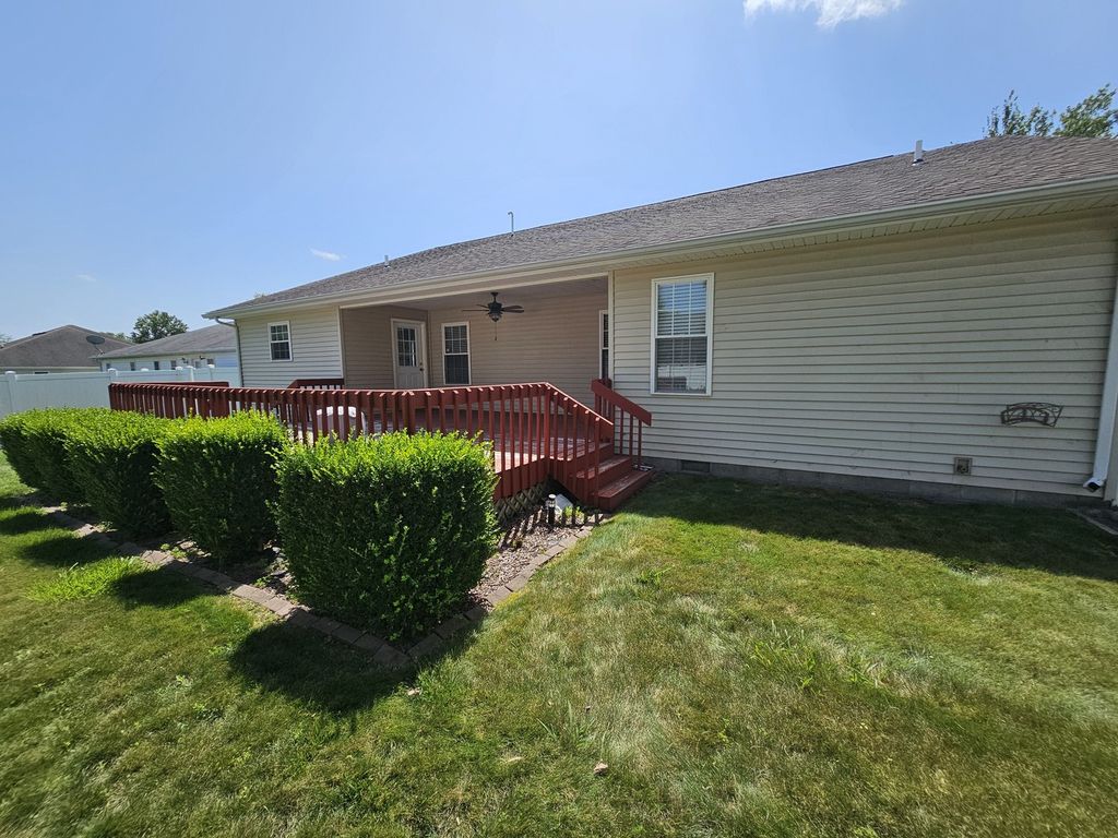 Image 12 of property listing at 404 W Beacon Court, Mt Vernon, IL 62864