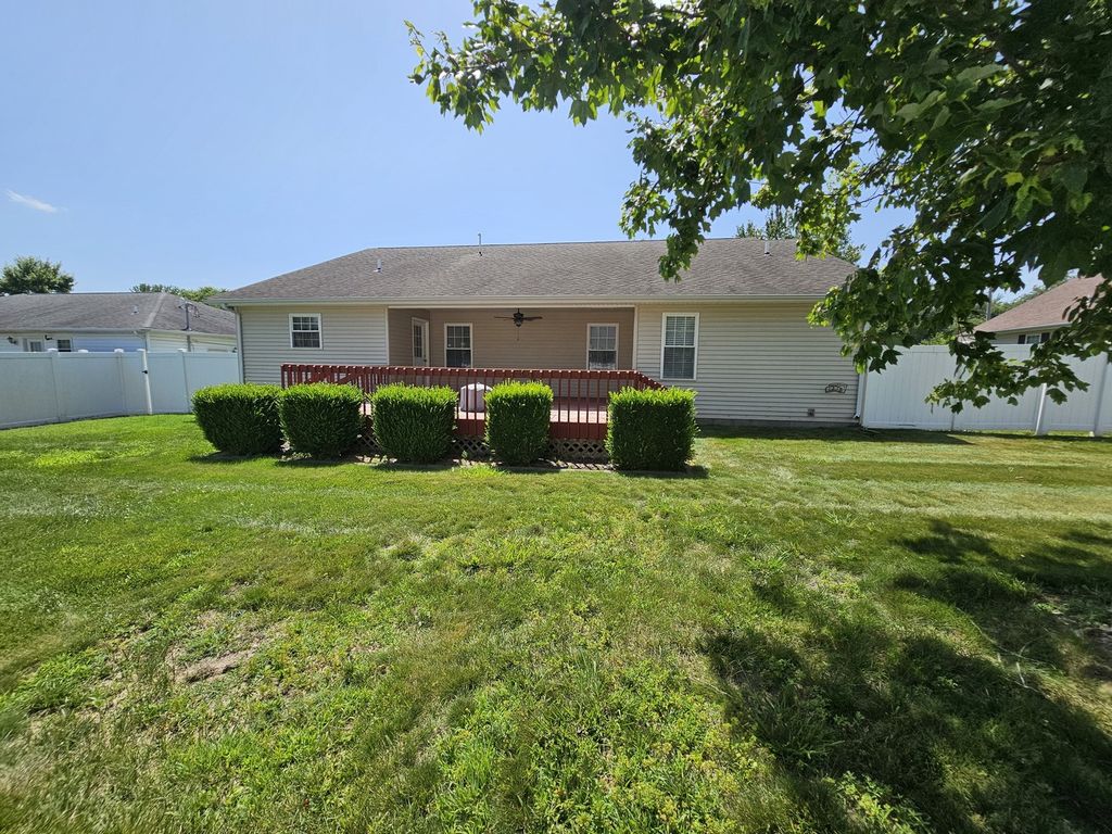 Image 14 of property listing at 404 W Beacon Court, Mt Vernon, IL 62864