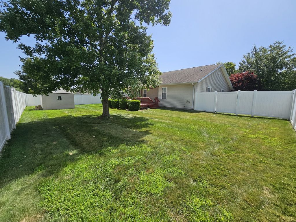 Image 15 of property listing at 404 W Beacon Court, Mt Vernon, IL 62864