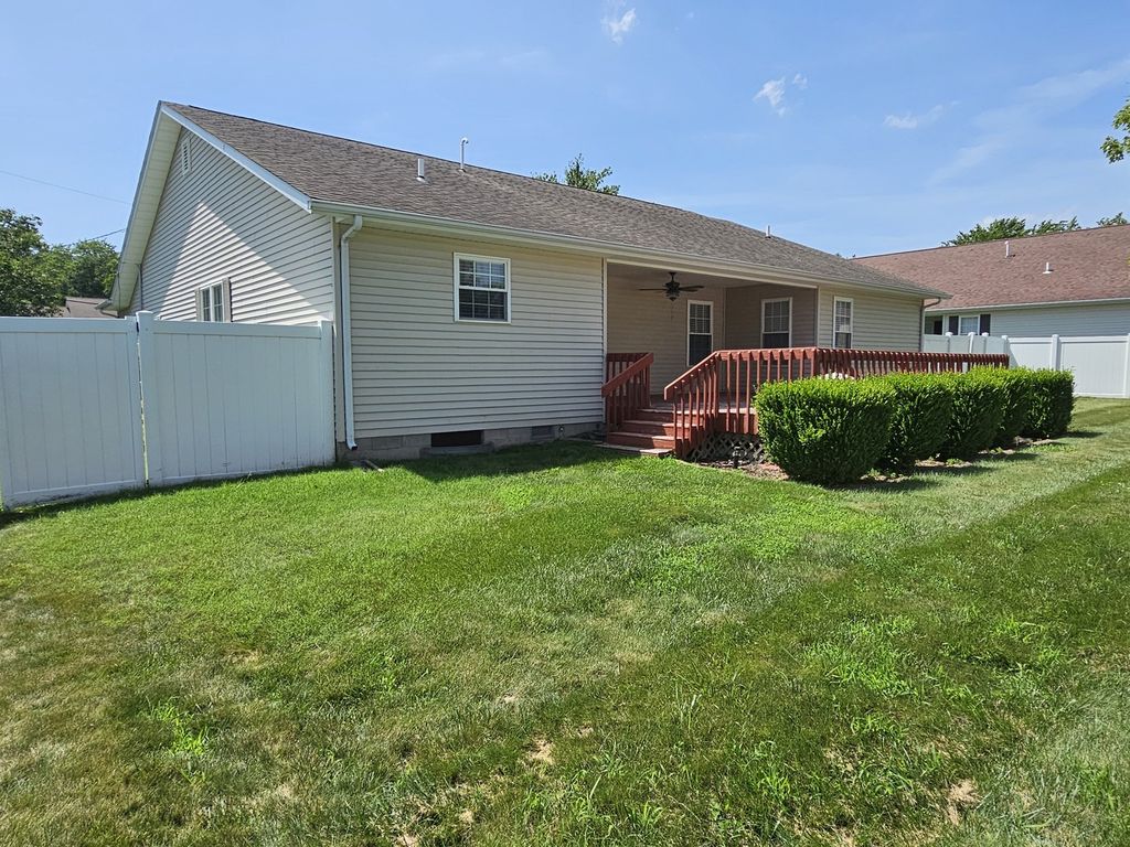 Image 16 of property listing at 404 W Beacon Court, Mt Vernon, IL 62864