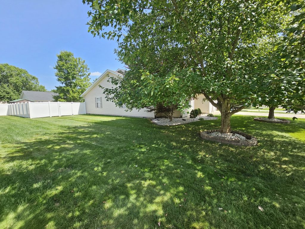 Image 17 of property listing at 404 W Beacon Court, Mt Vernon, IL 62864