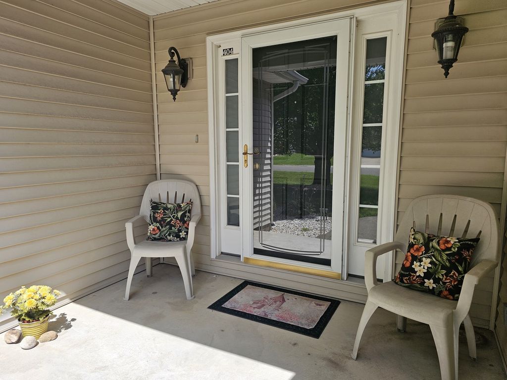 Image 3 of property listing at 404 W Beacon Court, Mt Vernon, IL 62864