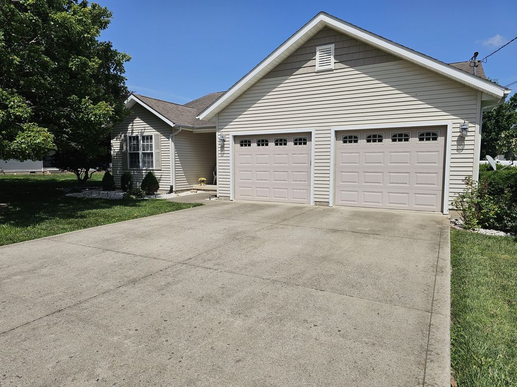 Image 4 of property listing at 404 W Beacon Court, Mt Vernon, IL 62864