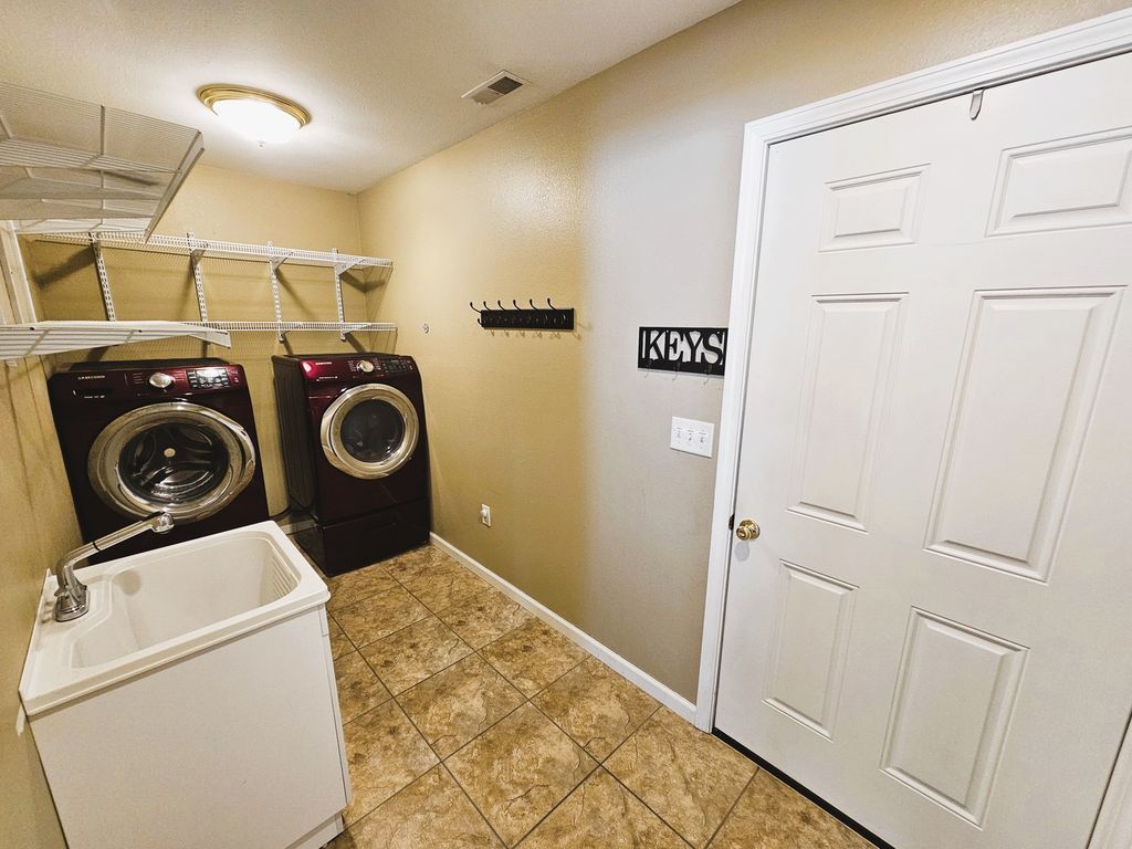 Image 33 of property listing at 404 W Beacon Court, Mt Vernon, IL 62864