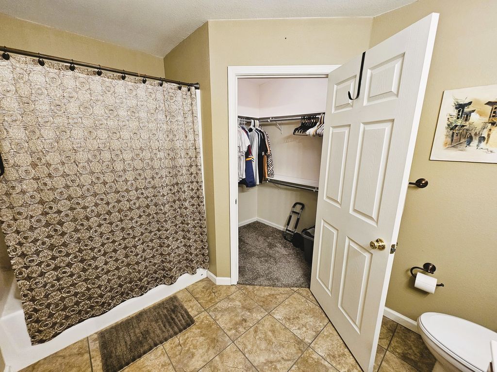 Image 40 of property listing at 404 W Beacon Court, Mt Vernon, IL 62864