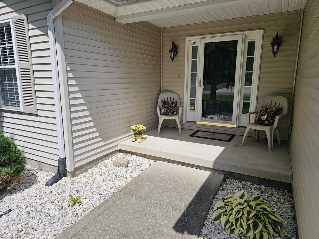 Image 5 of property listing at 404 W Beacon Court, Mt Vernon, IL 62864