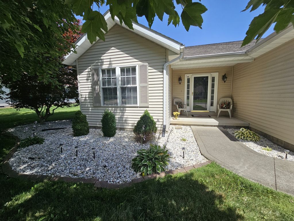 Image 6 of property listing at 404 W Beacon Court, Mt Vernon, IL 62864