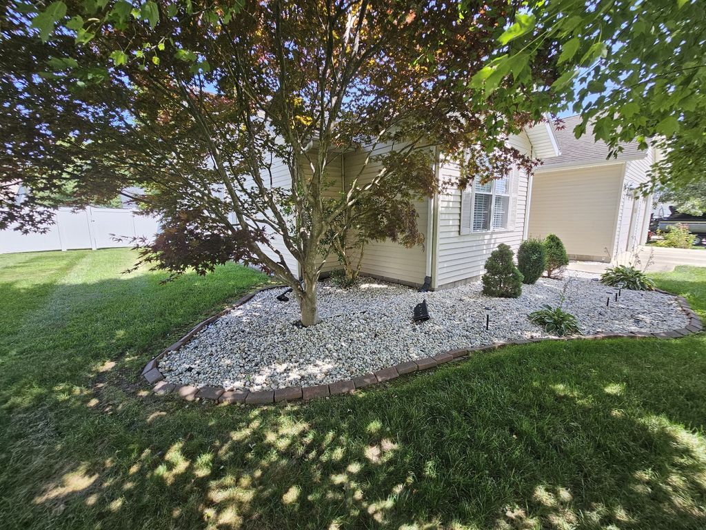 Image 8 of property listing at 404 W Beacon Court, Mt Vernon, IL 62864