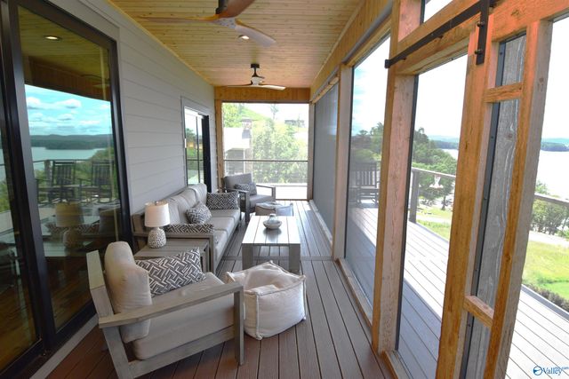 415 Boathouse Drive, Guntersville, AL 35976