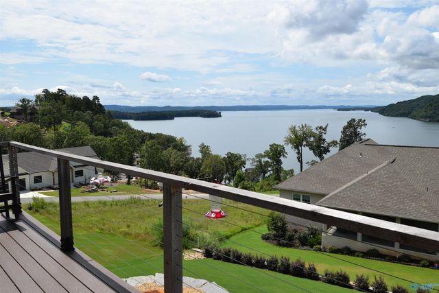 415 Boathouse Drive, Guntersville, AL 35976