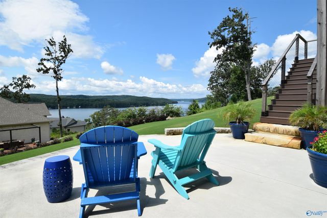 415 Boathouse Drive, Guntersville, AL 35976