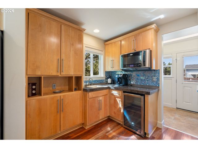 17460 OLD PACIFIC Hwy, Rockaway Beach, OR 97136