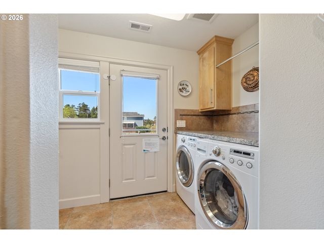 17460 OLD PACIFIC Hwy, Rockaway Beach, OR 97136
