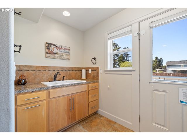 17460 OLD PACIFIC Hwy, Rockaway Beach, OR 97136