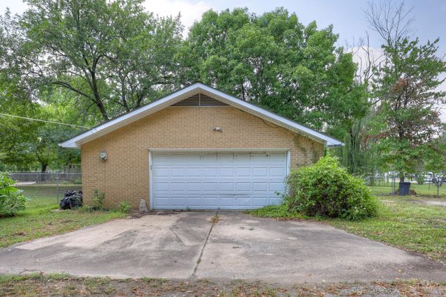 4094 Parkview Drive, Frontenac, KS 66763