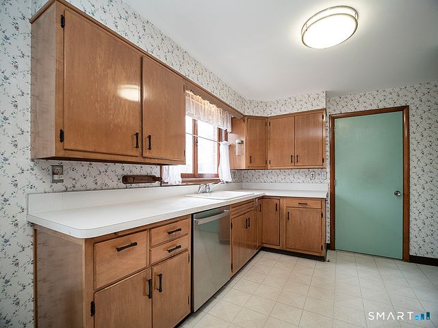 76 Gaylord Mountain Road, Hamden, CT 06518
