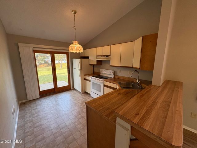 84 STONEY CREEK Drive, Clifton Park, NY 12065