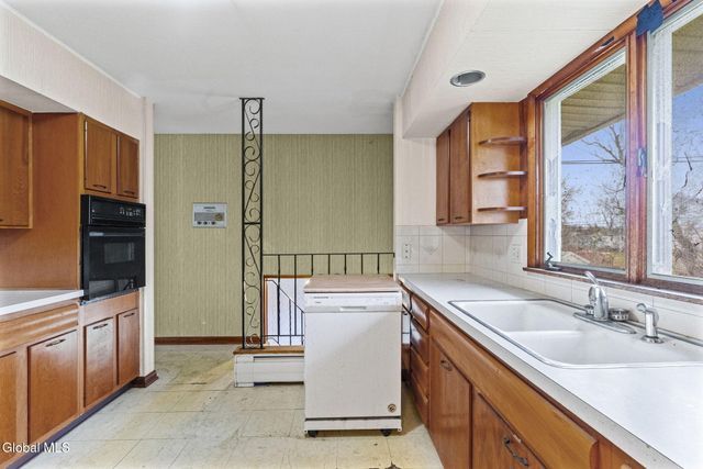 27 Eva Street, Colonie, NY 12110