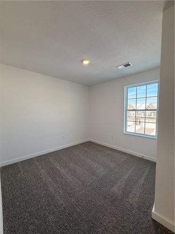 2004 Canterbury Dr 212C, Imperial, PA 15126