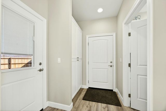 280 Oak Valley Drive, Talent, OR 97540