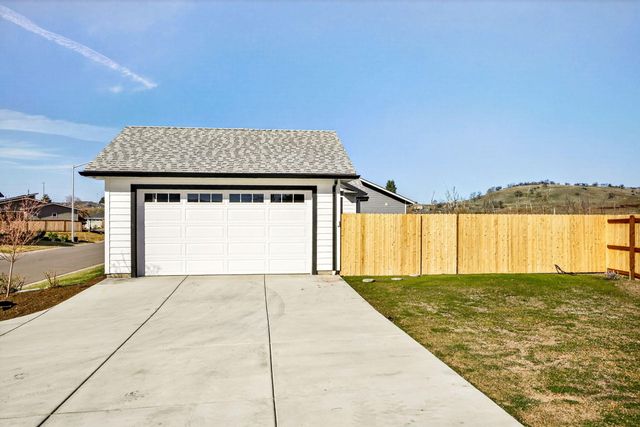280 Oak Valley Drive, Talent, OR 97540