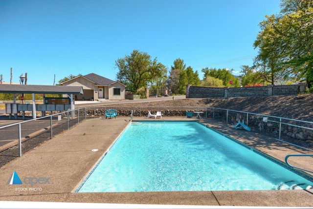 280 Oak Valley Drive, Talent, OR 97540