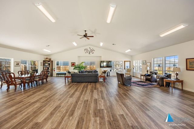 280 Oak Valley Drive, Talent, OR 97540