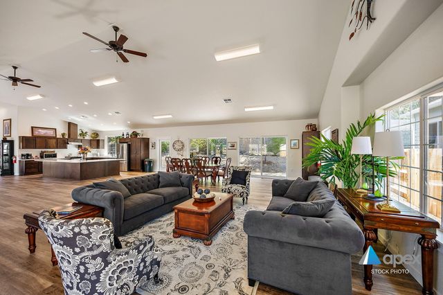 280 Oak Valley Drive, Talent, OR 97540