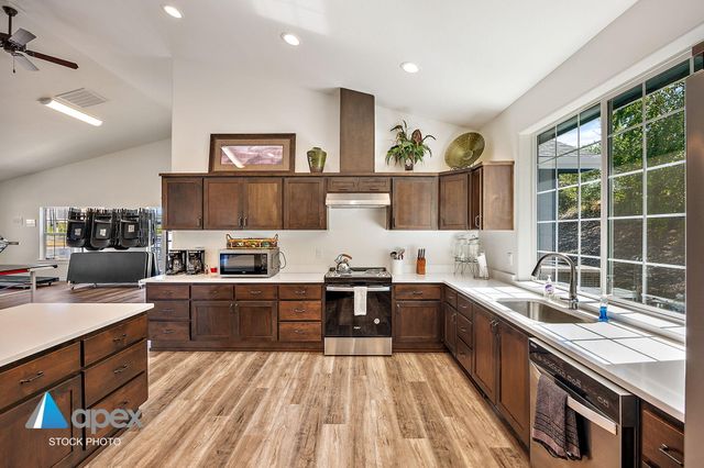 280 Oak Valley Drive, Talent, OR 97540