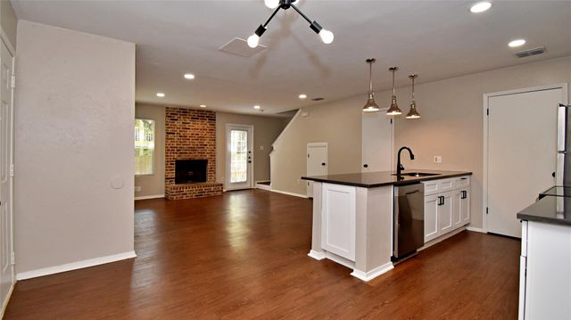 4411 Whispering Valley DR C, Austin, TX 78727