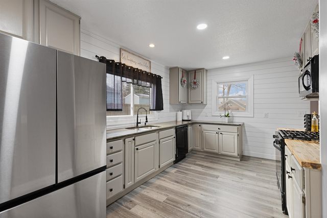 734 S Winter Street, Adrian, MI 49221