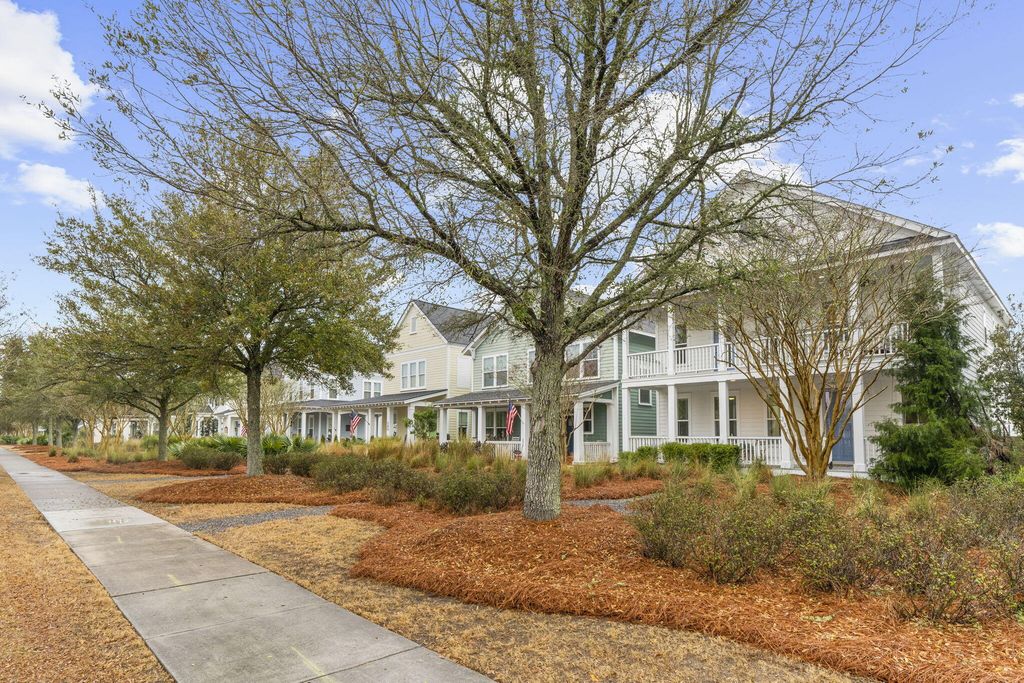 Image 3 of property listing at 232 Summers Drive, Summerville, SC 29485
