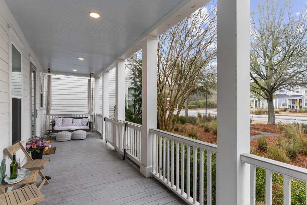 Image 4 of property listing at 232 Summers Drive, Summerville, SC 29485