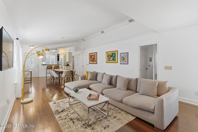 128 SEMINOLE Road 11, Atlantic Beach, FL 32233