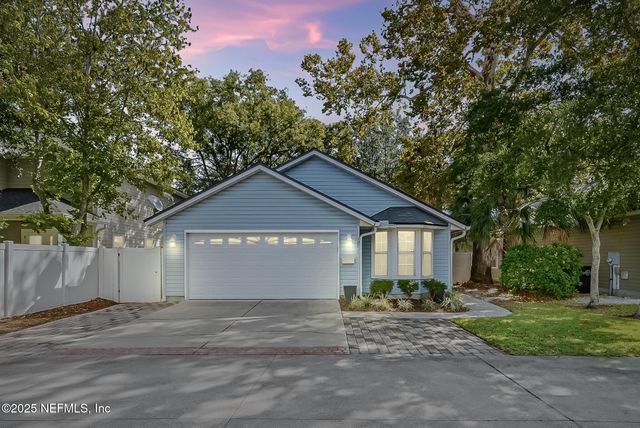 128 SEMINOLE Road 11, Atlantic Beach, FL 32233