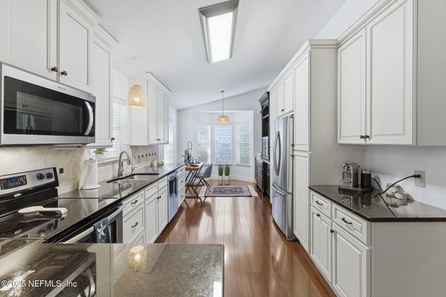 128 SEMINOLE Road 11, Atlantic Beach, FL 32233