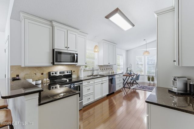 128 SEMINOLE Road 11, Atlantic Beach, FL 32233