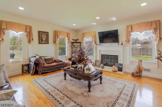 12 Morgan Way, East Hanover Twp., NJ 07936