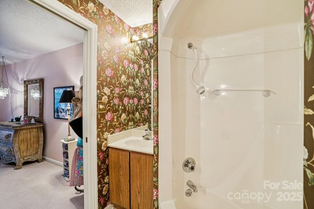 2 Creekside Lane, Asheville, NC 28803