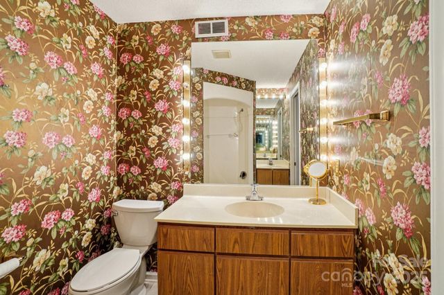 2 Creekside Lane, Asheville, NC 28803