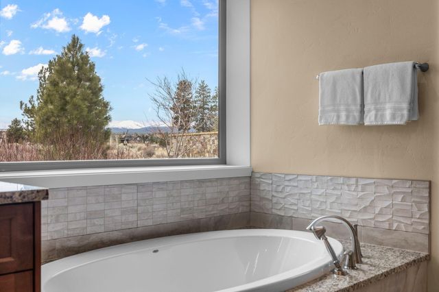 61649 Hosmer Lake Drive, Bend, OR 97702