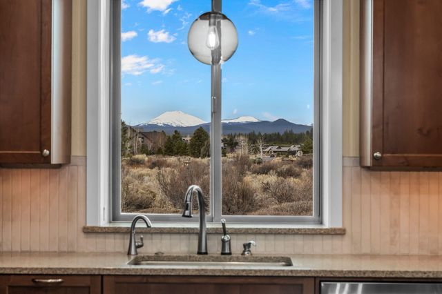 61649 Hosmer Lake Drive, Bend, OR 97702