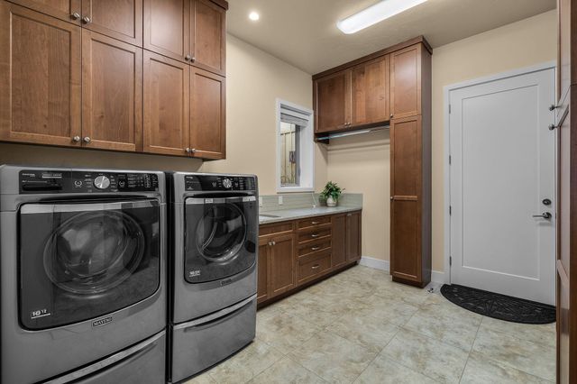 61649 Hosmer Lake Drive, Bend, OR 97702