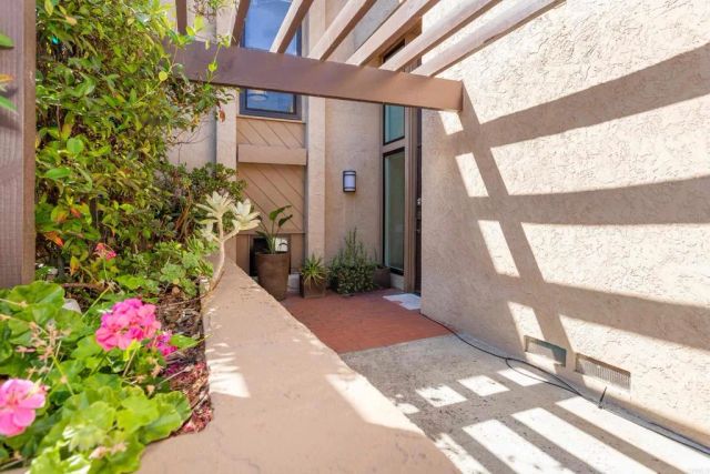 7237 Plaza De La Costa, Carlsbad, CA 92009
