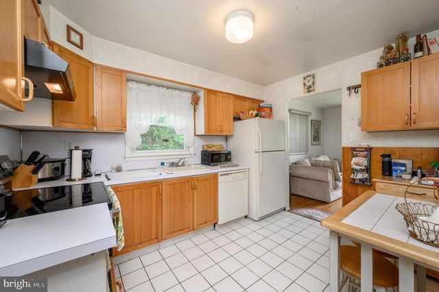 405 MAGNOLIA RD, Mount Laurel, NJ 08054
