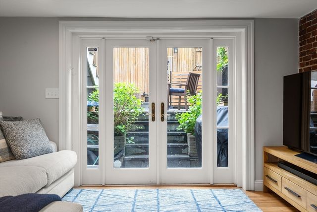 2 Lexington St, Boston, MA 02129