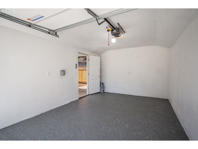 823 4TH St, Springfield, OR 97477