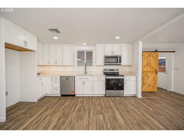 823 4TH St, Springfield, OR 97477