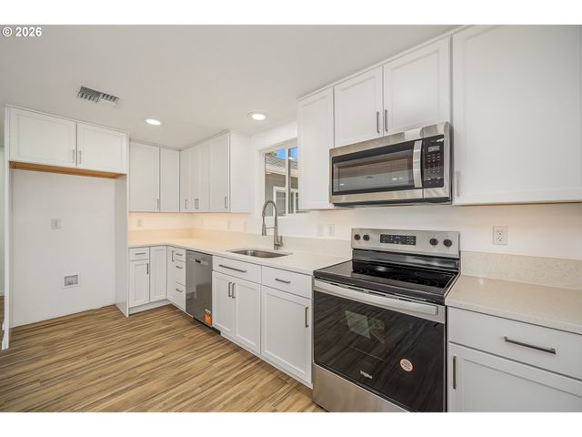 823 4TH St, Springfield, OR 97477